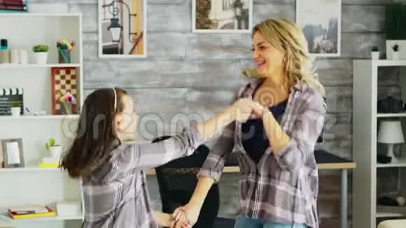 快乐的母女一起跳舞视频的预览图