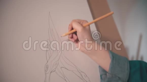 一位年轻女子在画布上画一棵抽象的树视频的预览图