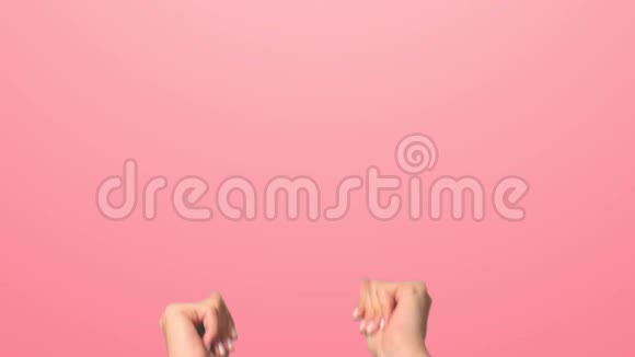 女孩的手通过点击她的手指来演奏旋律的节奏及时女人的手按动视频的预览图