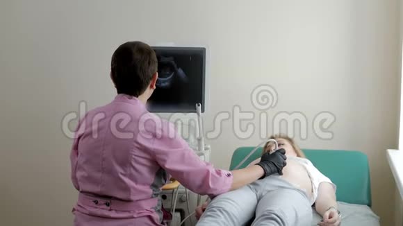 超声检查幸福孕妇腹部检查现代医学技术视频的预览图