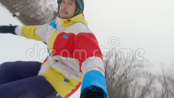 一个人骑在滑雪坡上的滑雪板上冬季娱乐概念慢镜头视频的预览图