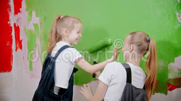 女儿正在用绿色油漆母亲的鼻子染色视频的预览图