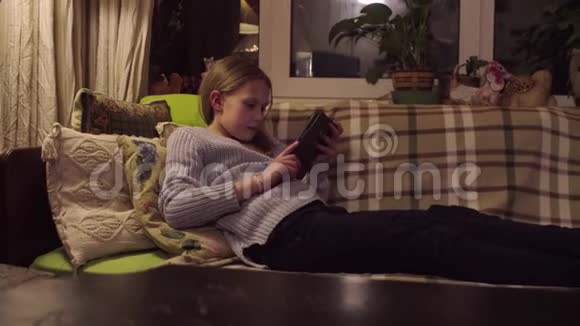 那个女孩正在读一本电子书视频的预览图