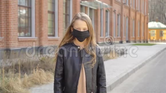 戴口罩的女孩可以抵御冠状病毒和狮身人面像视频的预览图