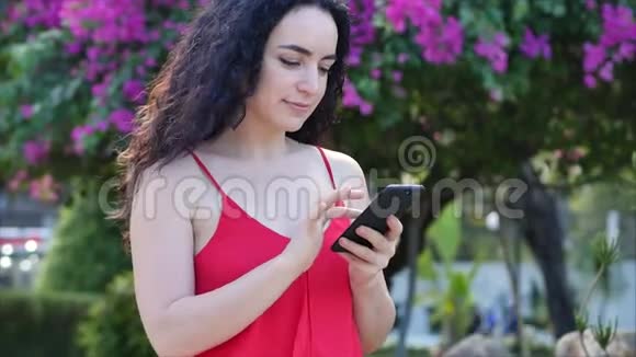 欧洲年轻女孩或女人可爱开朗的女孩布鲁内特在智能手机上打字女人在电话里说话青年视频的预览图