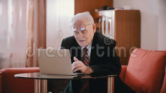 老爷爷老爷爷一直戴着眼镜打字视频的预览图