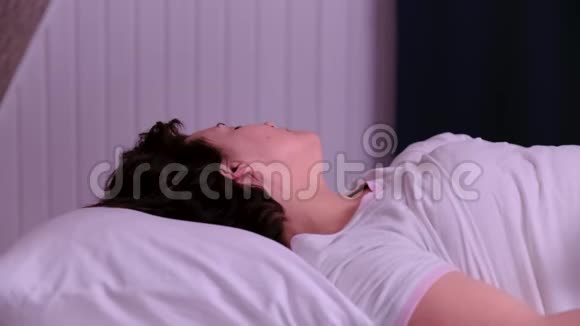 女人不能噪音而睡觉用枕头盖住她的头视频的预览图