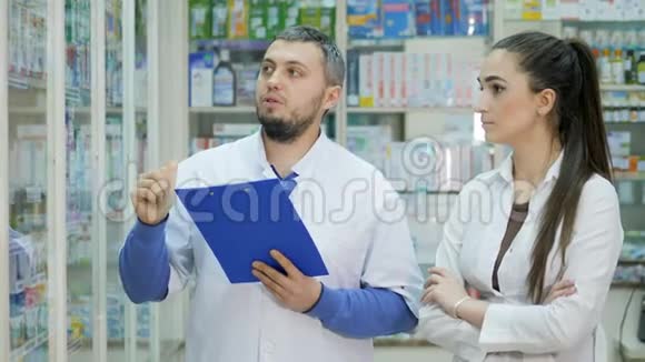 两个年轻的促销员在一家药店里核对药品视频的预览图