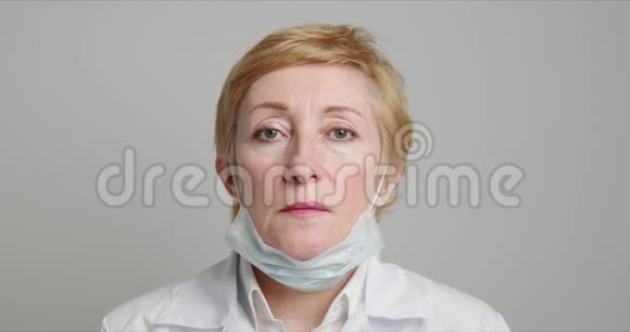 成年女医生戴上医用口罩视频的预览图