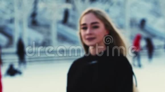一个金发女郎在溜冰场上滑冰视频的预览图