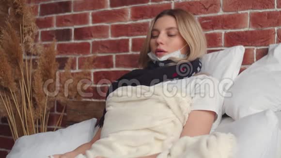 女孩躺在床上脖子上围着一条围巾重重地叹了口气把体温计放进嘴里视频的预览图