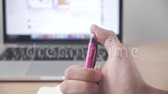 一个人用手敲击笔的特写镜头仿佛在工作中感到无聊或紧张视频的预览图
