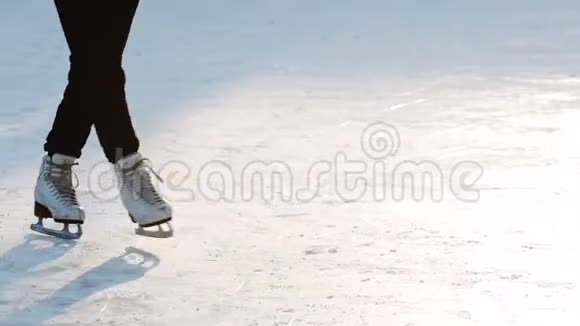 一个金发女郎在溜冰场上滑冰视频的预览图