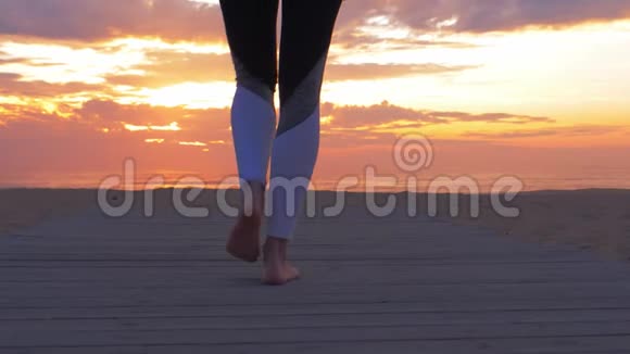 运动的女人她的脚在沙滩上行走视频的预览图