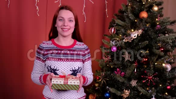 女人送礼盒圣诞节背景寒假问候节日圣诞节和新年的概念视频的预览图