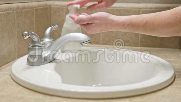 用肥皂和水洗手视频的预览图