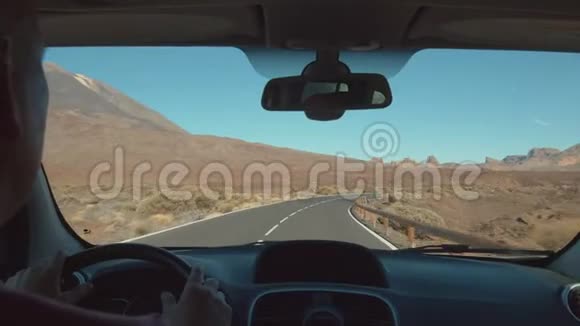 从驾驶汽车可以看到山区的道路景观视频的预览图