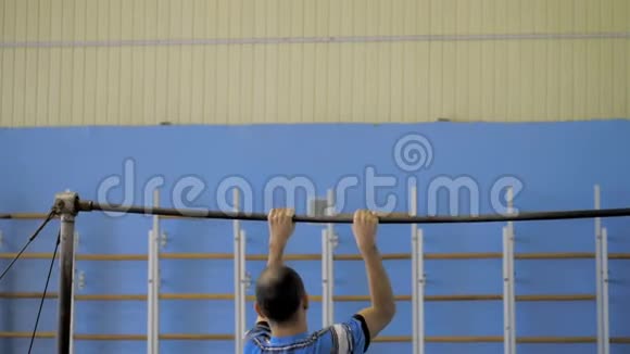 体育活动年轻的残疾运动员在水平杆上进行拉升健身房训练视频的预览图