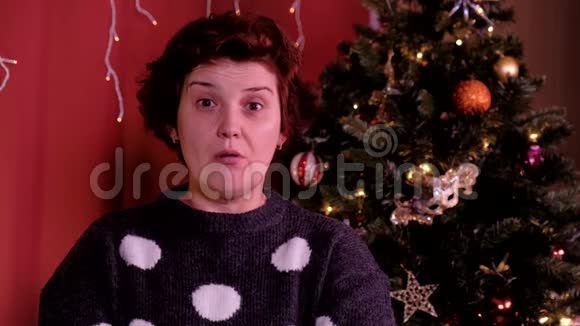 例句4这位老妇人在家庆祝圣诞节奶奶很高兴为节日庆祝而兴奋视频的预览图