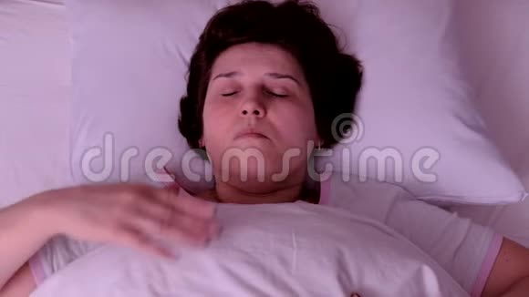 上景一位红头发的成年妇女早上在床上打哈欠视频的预览图