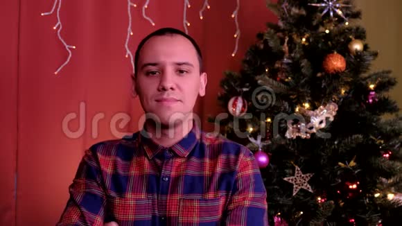有魅力的男人在家里庆祝圣诞节享受节日季节节日圣诞节的概念视频的预览图
