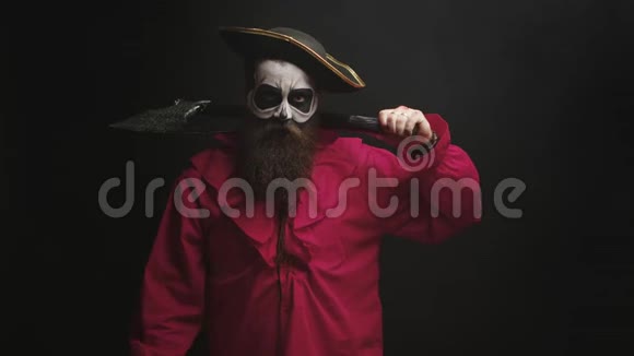 一个长胡子的人打扮成海盗视频的预览图