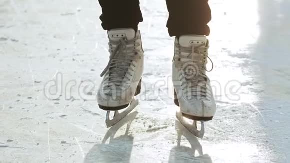 一个女人站在溜冰场上穿着花样滑冰鞋视频的预览图