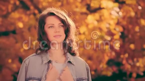 秋天的女人肖像浪漫的心情视频的预览图