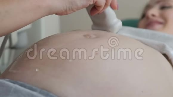 医生给孕妇做超声波检查的特写镜头视频的预览图