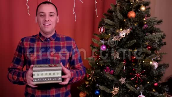 一个男人送了一份圣诞礼物节日圣诞节和新年的概念视频的预览图