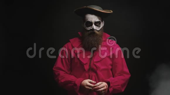 长胡子的人打扮得像个海盗视频的预览图