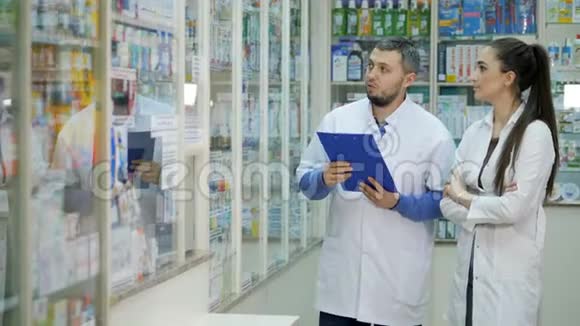 两个年轻的促销员在一家药店里核对药品视频的预览图