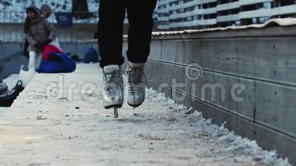 一个穿着溜冰鞋走到溜冰场的女人视频的预览图