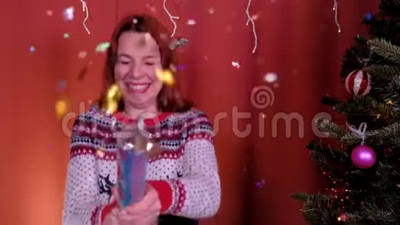 女人吹着纸屑爆竹节日圣诞节和新年的概念视频的预览图