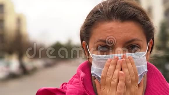 戴病毒防护面罩的女人视频的预览图