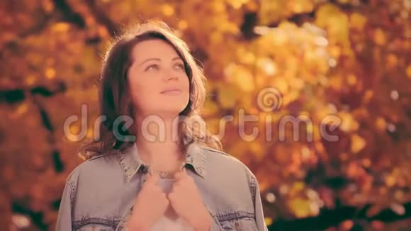 公园浪漫女子画像秋叶秋落视频的预览图