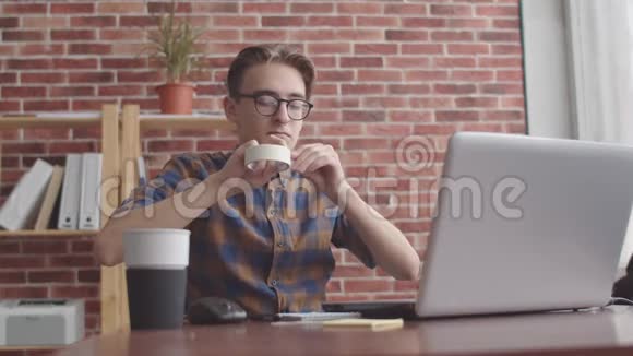 一个学生把纸带贴在摄像头上一个穿着鼻子的嬉皮士正在用带管道的网络摄像头笔记本电脑视频的预览图