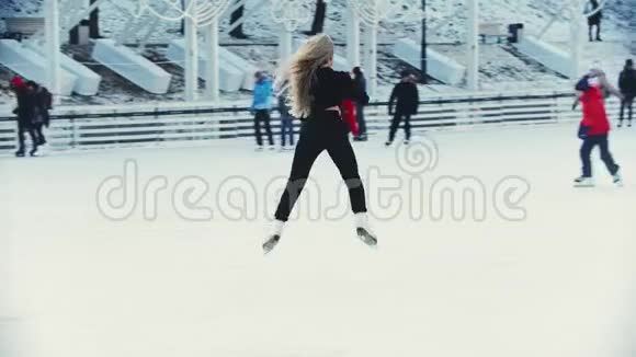 一位年轻的金发女子职业花样滑冰选手在溜冰场表演花样视频的预览图