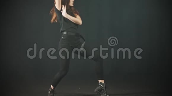 一个年轻迷人的女人在黑暗的烟雾工作室跳舞视频的预览图