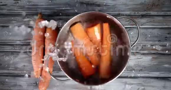 一盆水中的新鲜胡萝卜掉落视频的预览图