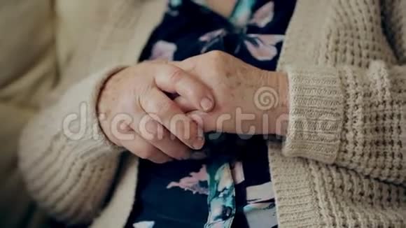 一只年轻的手触摸并握住一只老皱的手孙女牵着祖母手视频的预览图