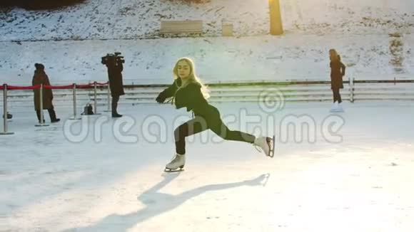 一个年轻的金发女人在溜冰场上转悠视频的预览图