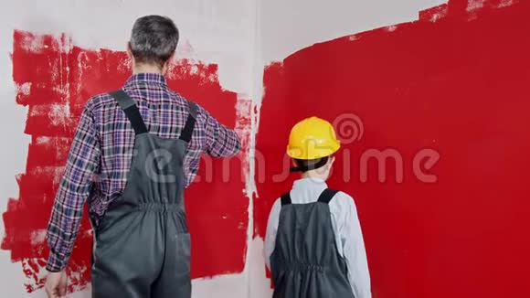 一个小男孩和他的父亲在画墙拥抱和微笑视频的预览图