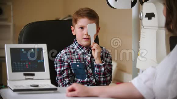 眼科诊所的治疗一个小男孩用眼罩遮住眼睛视频的预览图