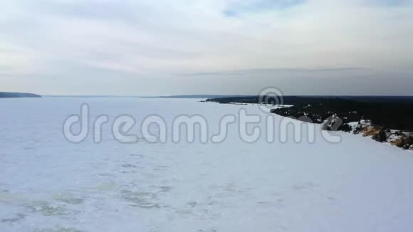 覆盖着冰雪的伏尔加河视频的预览图