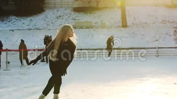 一个年轻的金发女人在户外溜冰场上滑冰视频的预览图