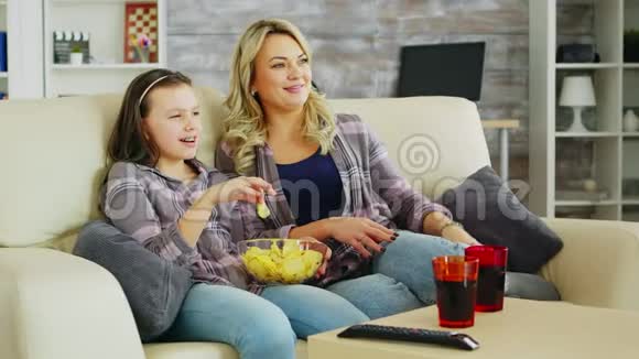 小女孩一边看电视一边吃薯片视频的预览图