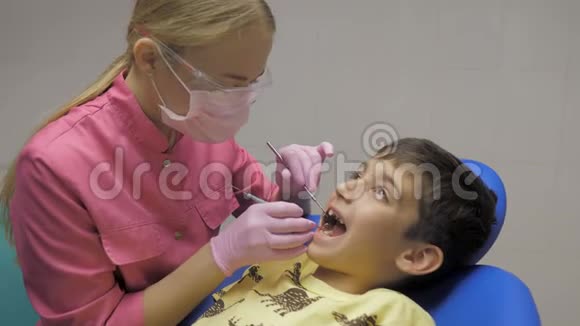 儿童牙科诊所的儿童牙科椅视频的预览图
