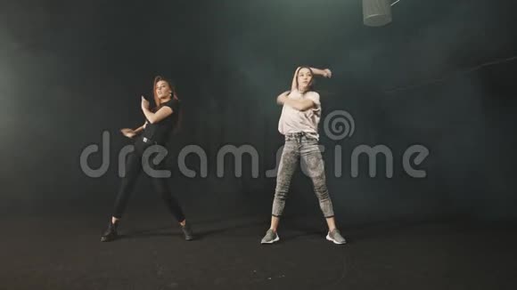 两名年轻女子训练她们的舞蹈风格视频的预览图