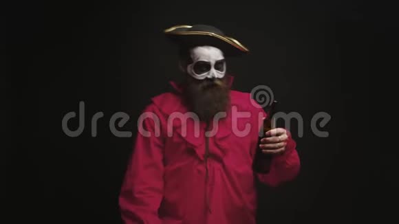 一个长着大胡子的醉汉打扮得像个带着钩子的海盗视频的预览图